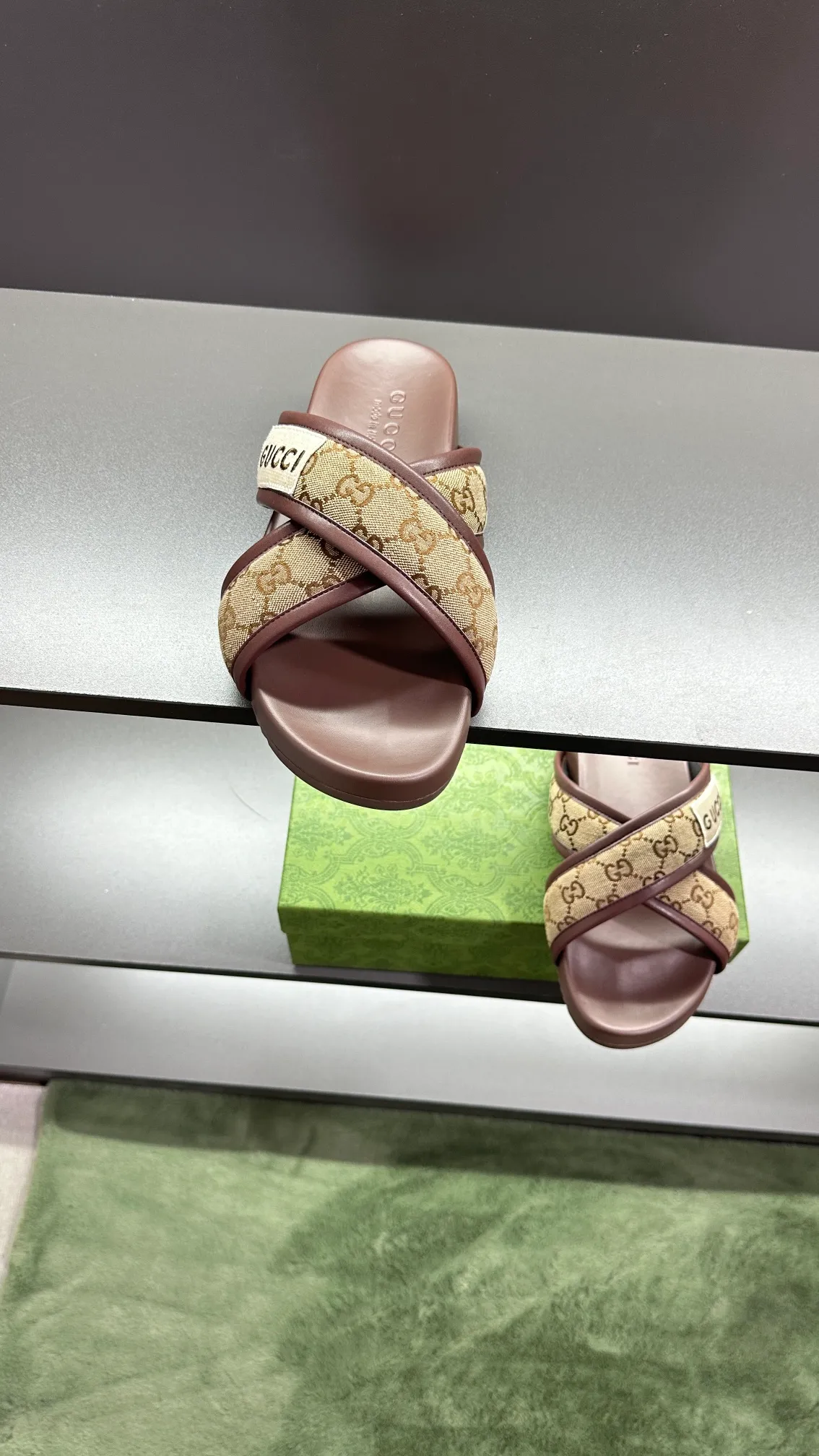 [G Family Couple Style] P: 300💰Female size 36~40 Men's size 39~45, (46. Custom-made Unisex GG slippers This slipper is made of GG polyester fiber and is decorated with a Gucci label on the front, adding a striking logo feel to the style. Beige GG recycled polyester fiber Unisex leather trim "Gucci Made in Italy" embroidered label Rubber sole Flat Made in Italy
